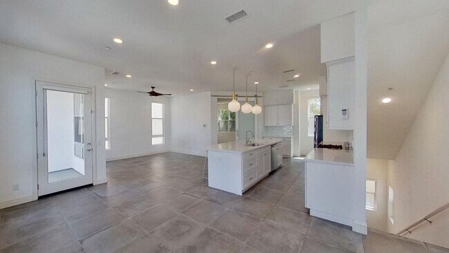 Building Photo - Lovely 3 Bedroom, 3 Bathroom Home Just 2 M...