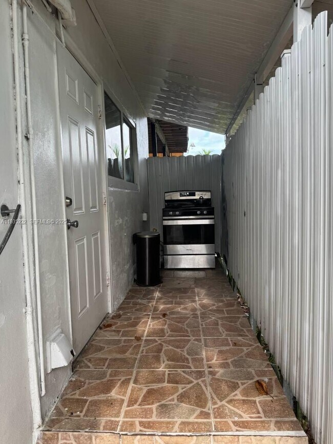 Foto del edificio - 861 W 32nd St