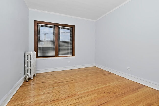 Interior Photo - 7953-59 S Saint Lawrence Ave