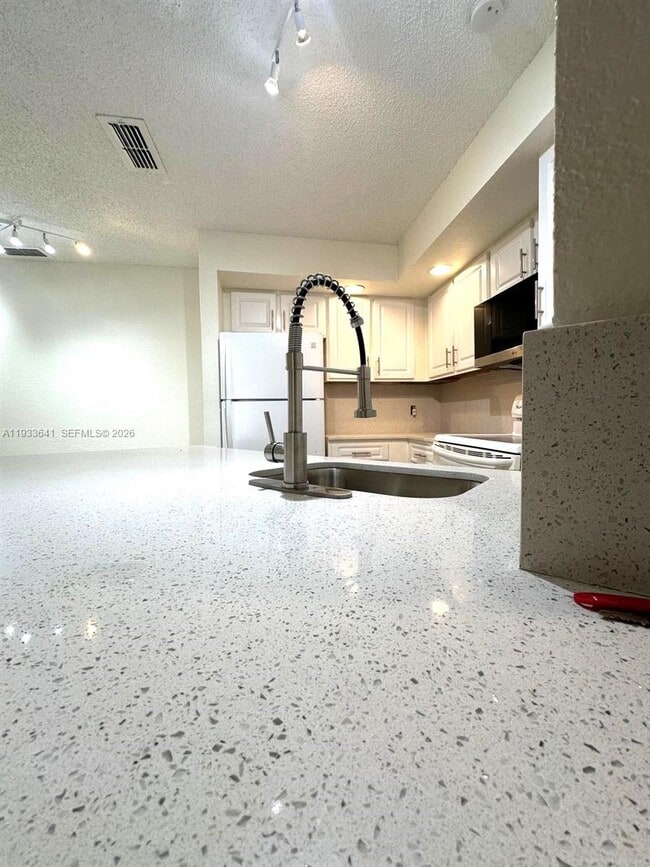 Foto del edificio - 3420 Pinewalk Dr N