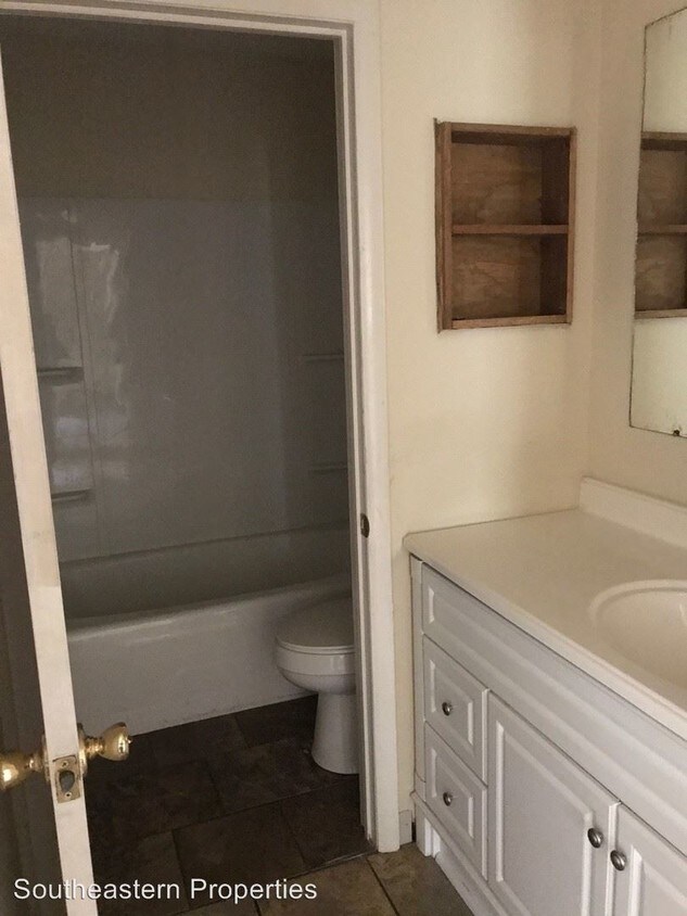 Building Photo - 2 br, 1 bath Apartment - 3499 Cloverdale Rd.