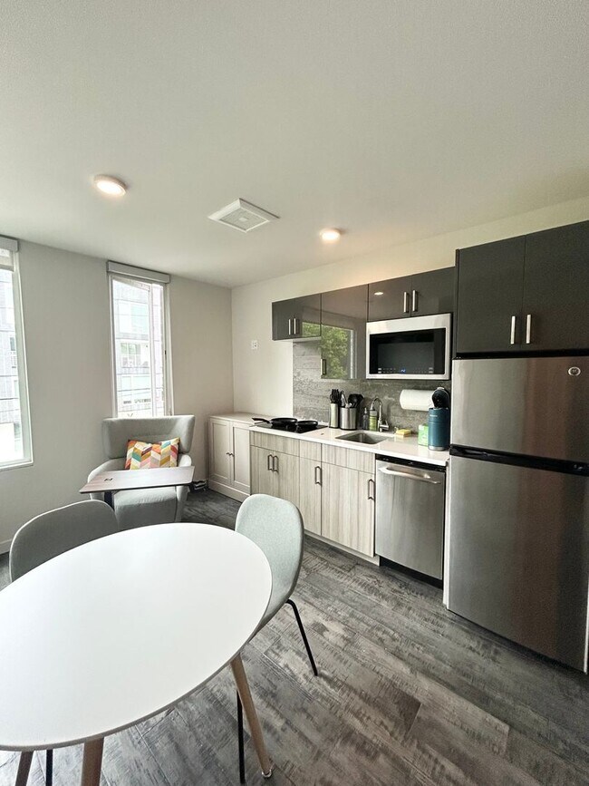 Foto del interior - 741 Harvard Modern studios with w/d in unit!