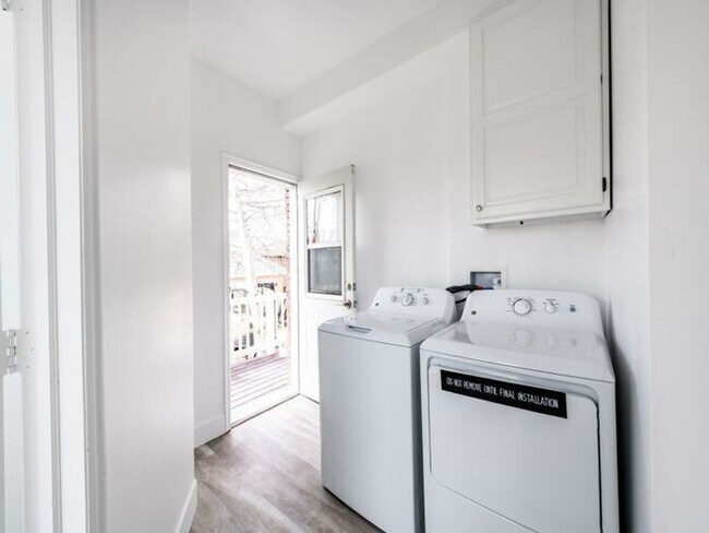 Building Photo - Condo in Great area. 3 bed, 1 bath, Top floor