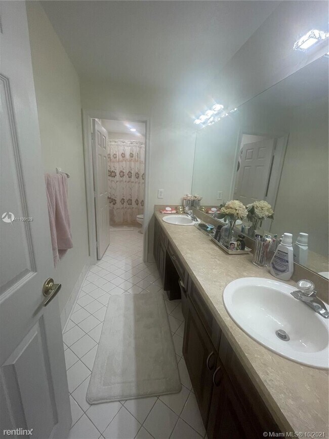 Foto del edificio - 3 br, 2.5 bath Townhome - 2220 NW 171st Te...