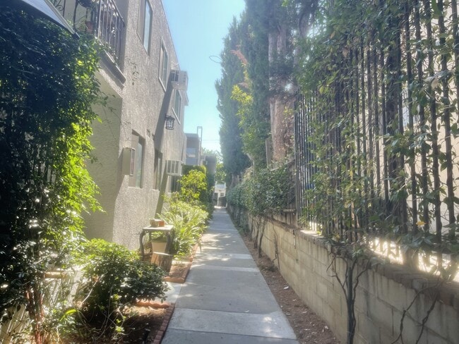 Foto del edificio - 4346 Ventura Canyon Ave