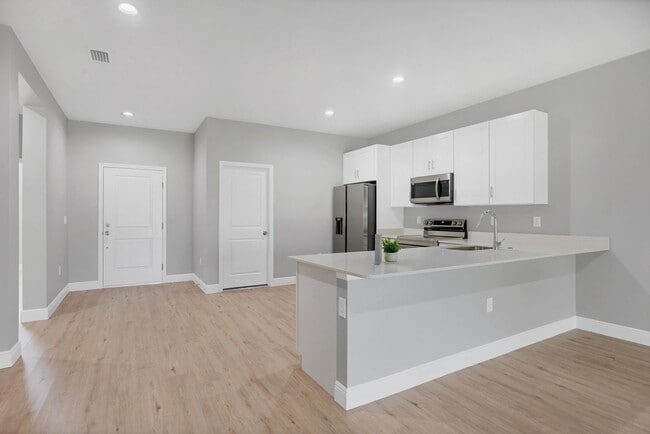 Foto del edificio - Duplex Unit For Rent In Port Charlotte