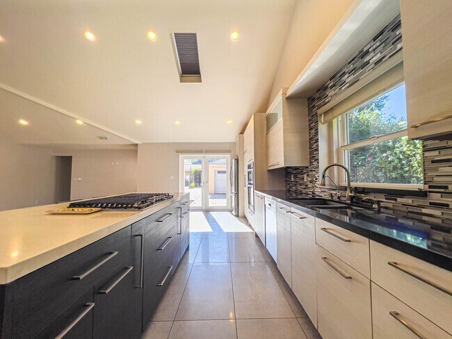 Building Photo - 15424 Camarillo St