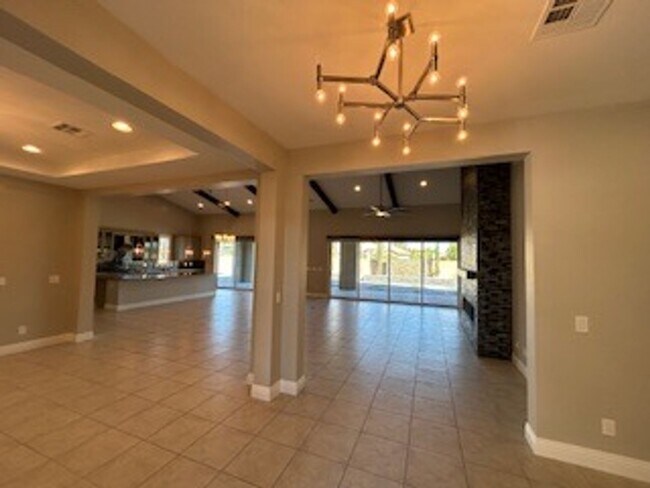 Foto del edificio - Stunning one-story home located in a quiet...