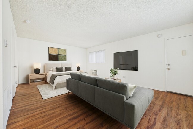 Building Photo - Gilmore  Apartments Van Nuys