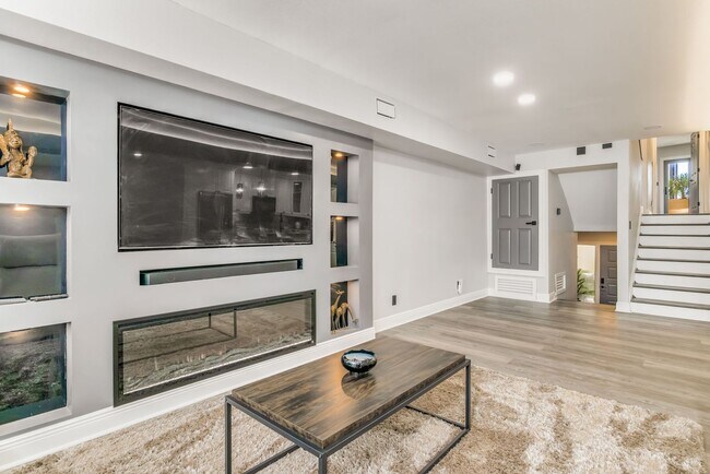 Building Photo - Experience Waterfront Living in Port Royal!