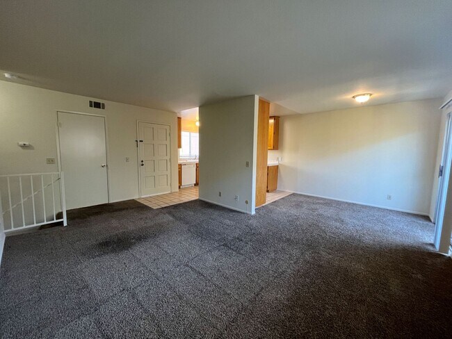 Building Photo - 2BR townhome w/garage, patio, water + tras...