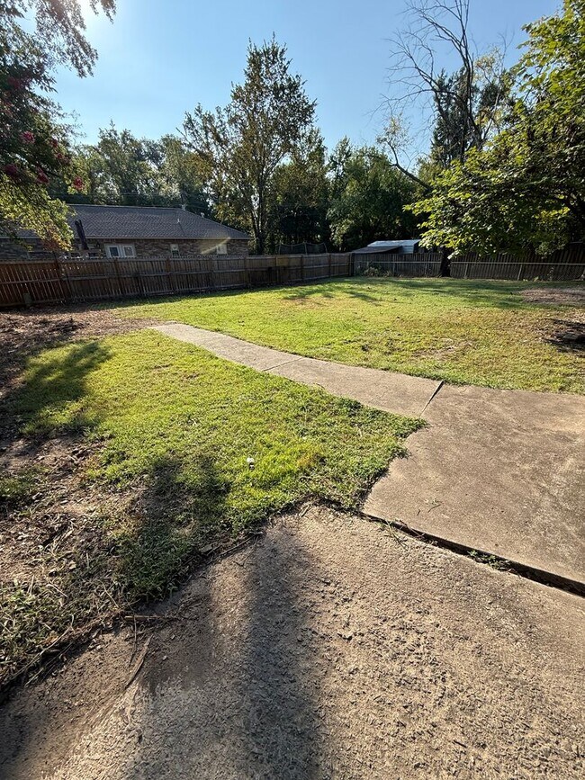 Building Photo - 3 Bed 1.5 Bath House