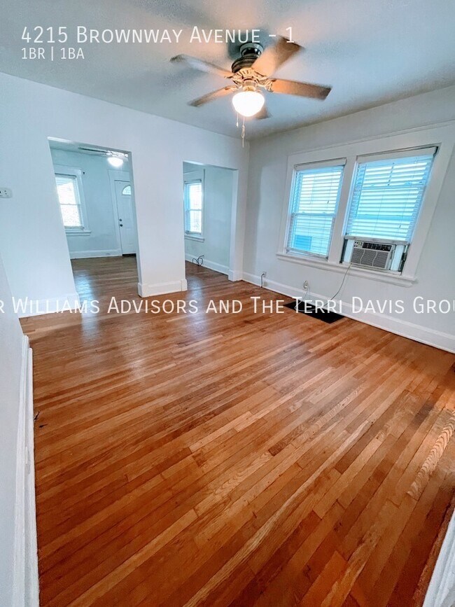 Foto del edificio - 4215 Brownway Avenue - 1