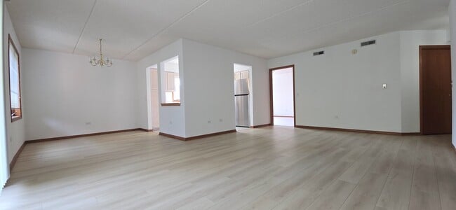 Foto del edificio - 6430 W Berteau Ave