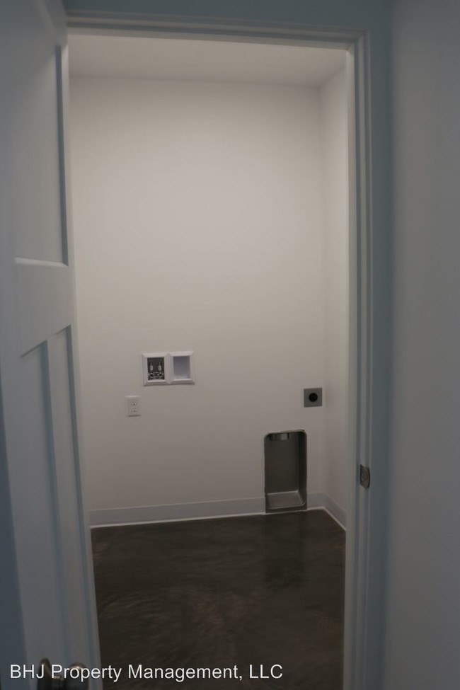 Building Photo - 505 N Sheridan Ave