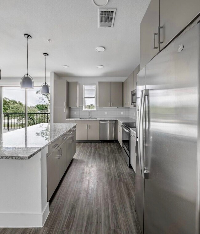 Building Photo - 1Bed/1Bath Garage Parking + Washer/Dryer -...