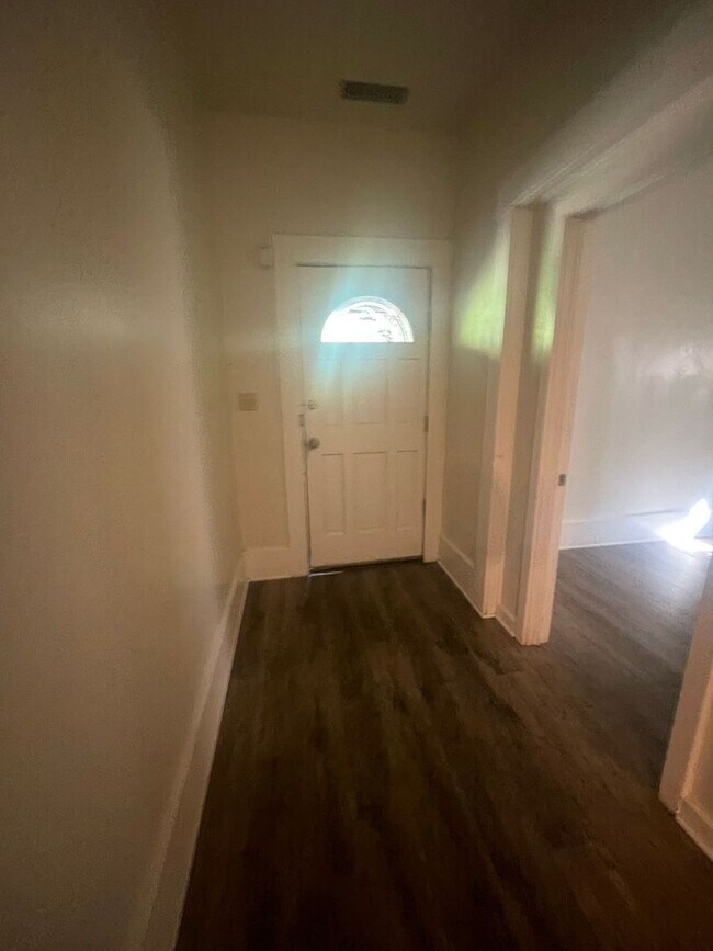 Building Photo - 728 W 3rd St