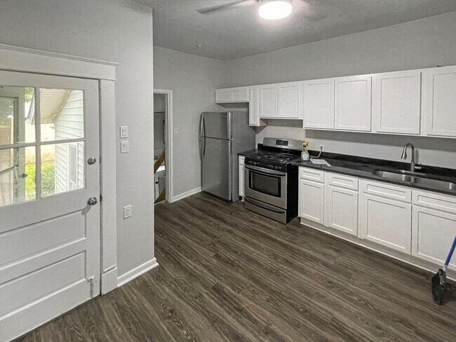 Foto del edificio - Quaint 2-Bedroom Cottage Bungalow in Edgew...