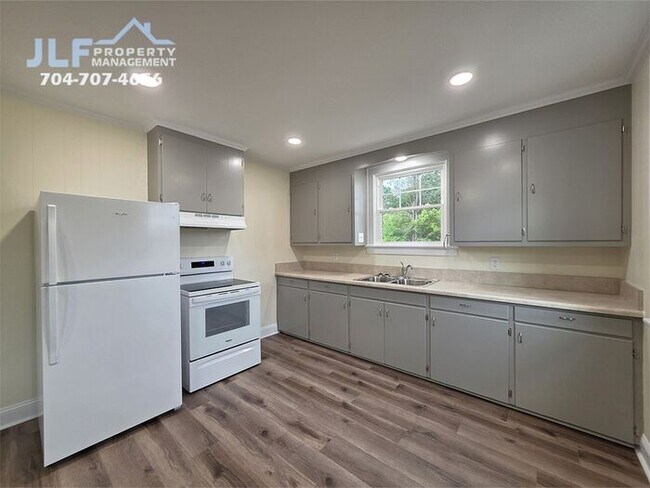 Foto del edificio - Fully Renovated 2 Bed/1 Bath Ranch in Salisbury!