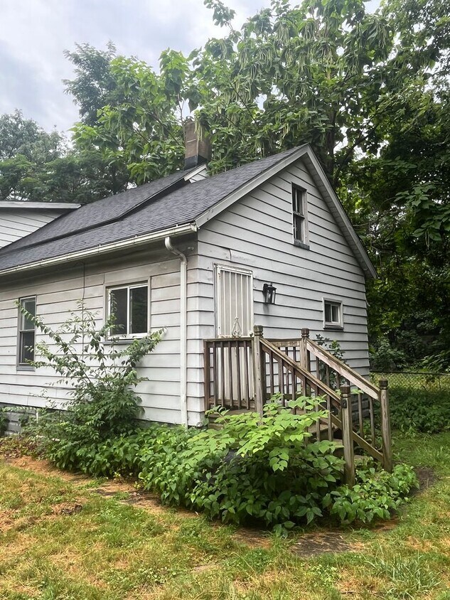 Building Photo - Section 8 Accepted! Spacious Newly Renovat...
