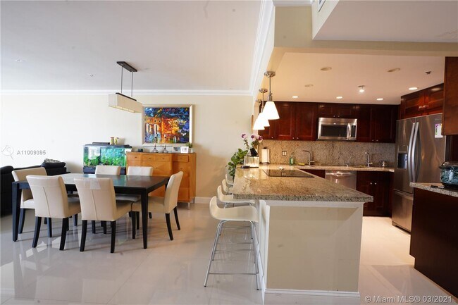 Building Photo - 4101 Pine Tree Dr