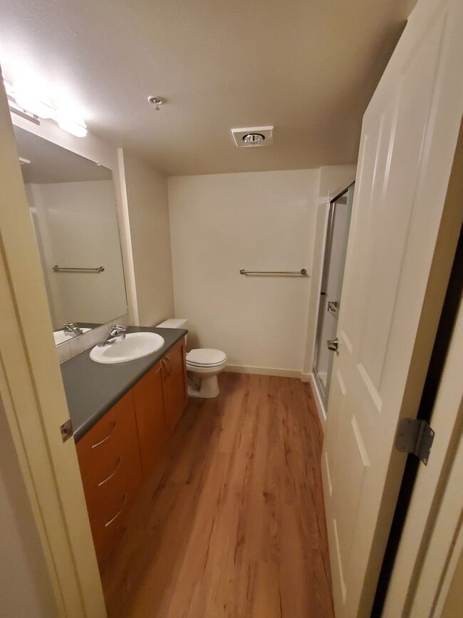 Building Photo - Downtown Bellevue 2 bed, 2 bath with Updat...