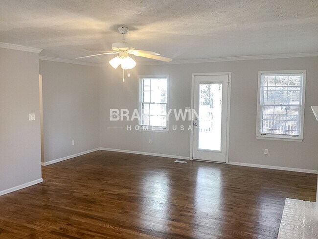Building Photo - 1.5 mos. FREE RENT....Fenced Yard!!!