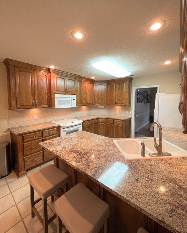 Building Photo - Clubview Estate Subdivision!