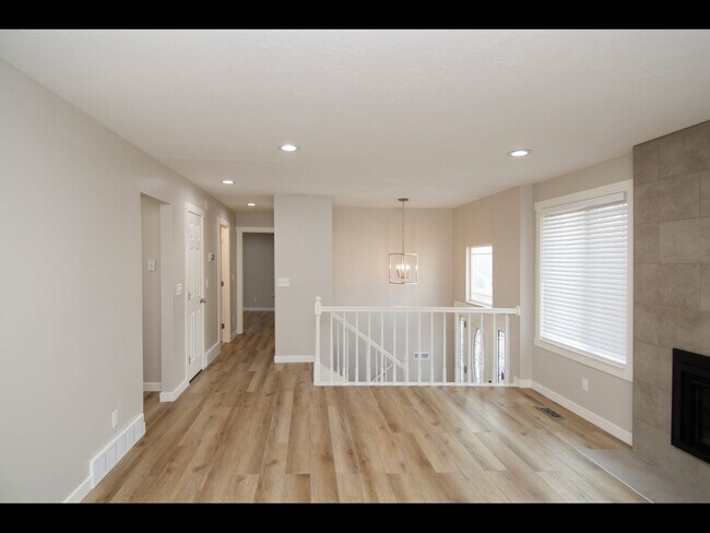 Foto del edificio - Beautifully Remodeled Home with Two Car Garage and Large Backyard!