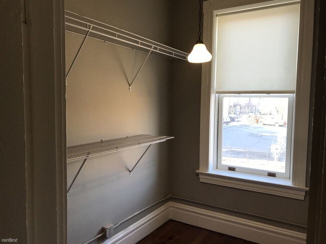 Building Photo - 2 br, 1 bath Apartment - Melroys Apartment