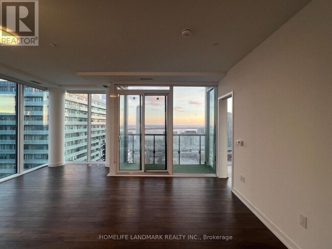 Building Photo - 158 Front St E