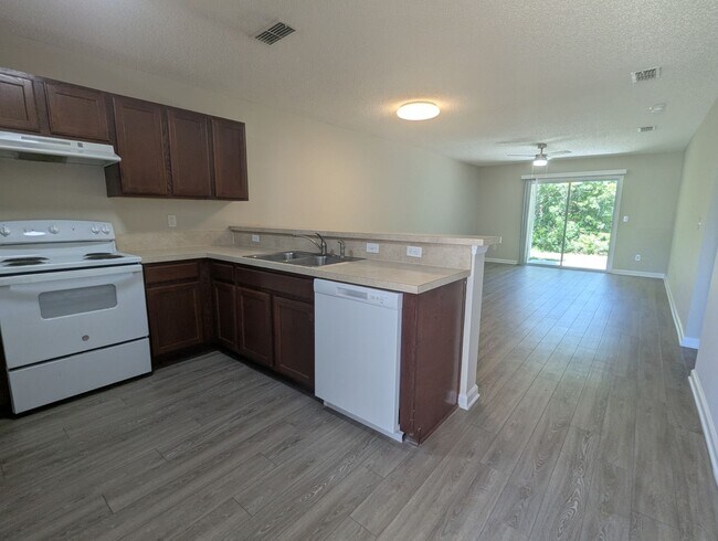 Building Photo - 3/2 WITH A GREAT PRICE AND READY FOR IMMED...
