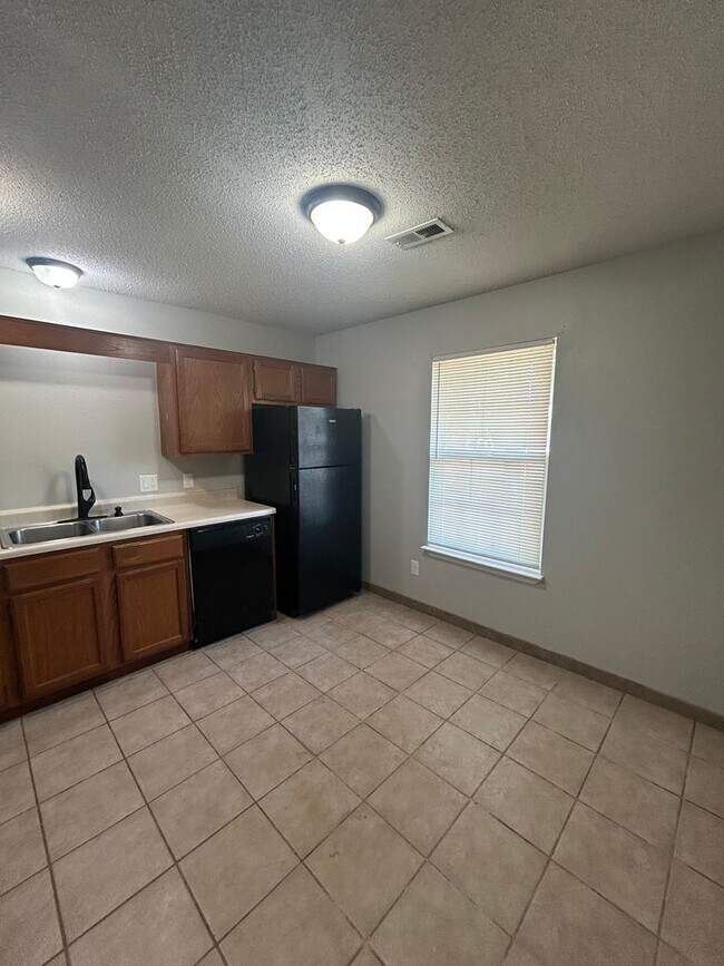Building Photo - **UC**3501 SW Landau Ct Apt 1 &amp; 2