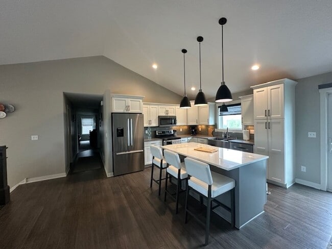 Building Photo - 5 bedrooms 3 bathrooms and a 3-car garage