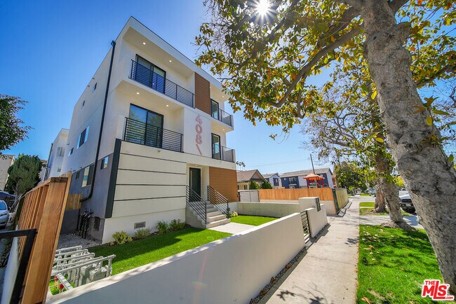 Foto del edificio - 406 N Kenmore Ave