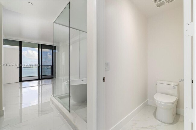 Foto del edificio - 700 NE 24th St