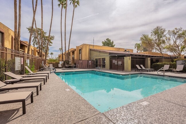 Building Photo - Prime Scottsdale Living | 2 Master Suites + Private Patio Retreat