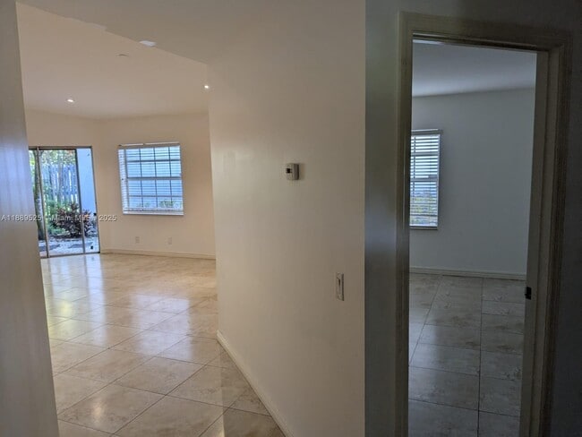 Building Photo - 1250 Willow Dr