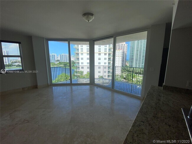 Foto del edificio - 19900 E Country Club Dr