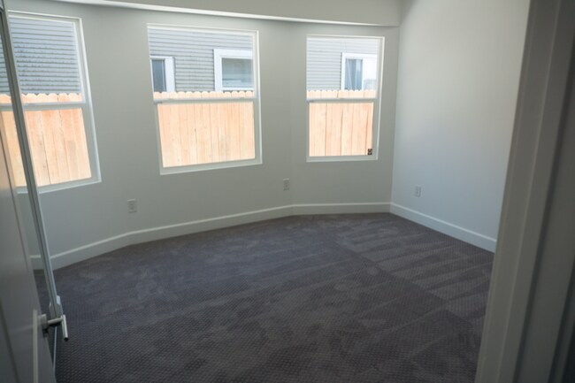 Building Photo - 835 35th St