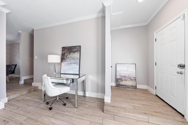 Foto del edificio - 7700 Creekbend Dr