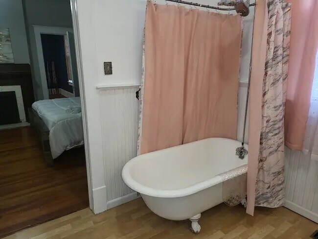 Building Photo - 200 Clisby Plz