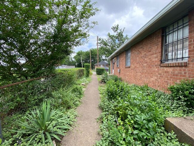Building Photo - 2 Bedroom Apartment Near Downtown