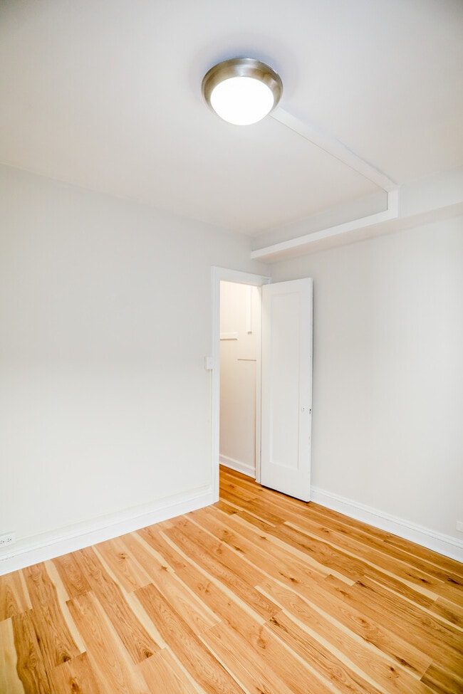 Foto del edificio - 6233 N Winthrop Ave