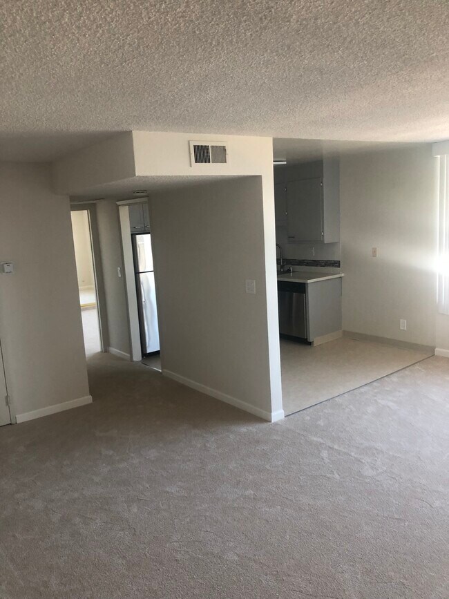Building Photo - 525 N San Mateo Dr