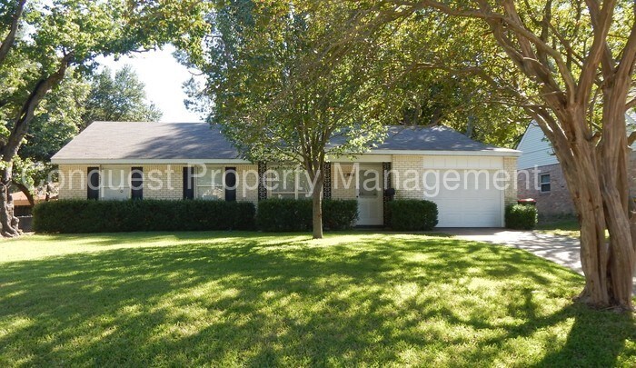 Primary Photo - 2315 E Holley St