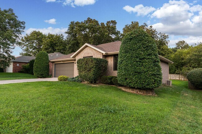 Foto del edificio - All brick home in Glendale schools!
