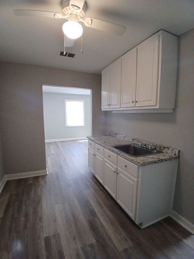 Foto del edificio - Renovated 3-Bedroom Gem on a Quiet Residential Street - Open To Section 8
