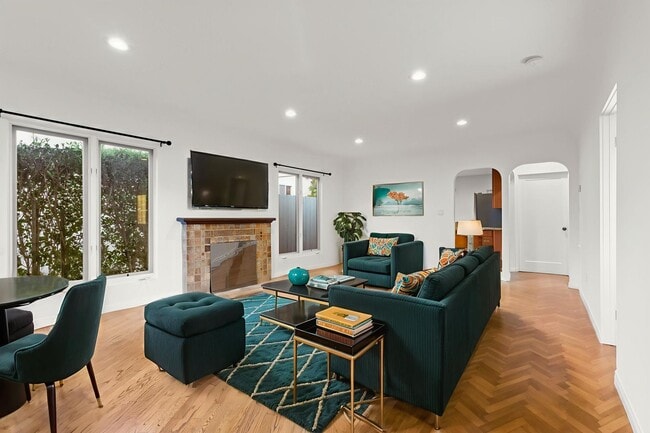 Foto del edificio - (Ellie:B) 900-902 Havenhurst Drive &amp; 8117 Willoughby Avenue