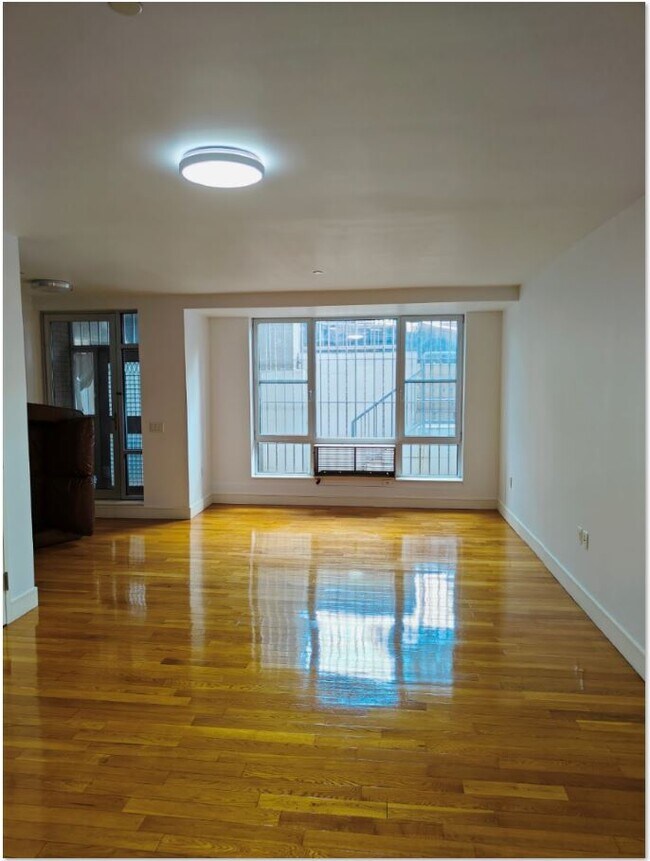 Foto del edificio - 71 Village Rd N